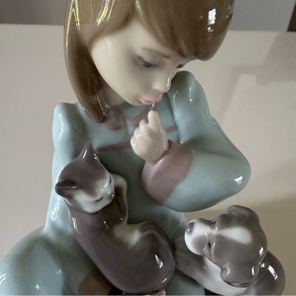 LLADRO CAT NAP Figurine Girl Holding Sleeping Cat w/ curious Dog #5640 1989 - Picture 7 of 10